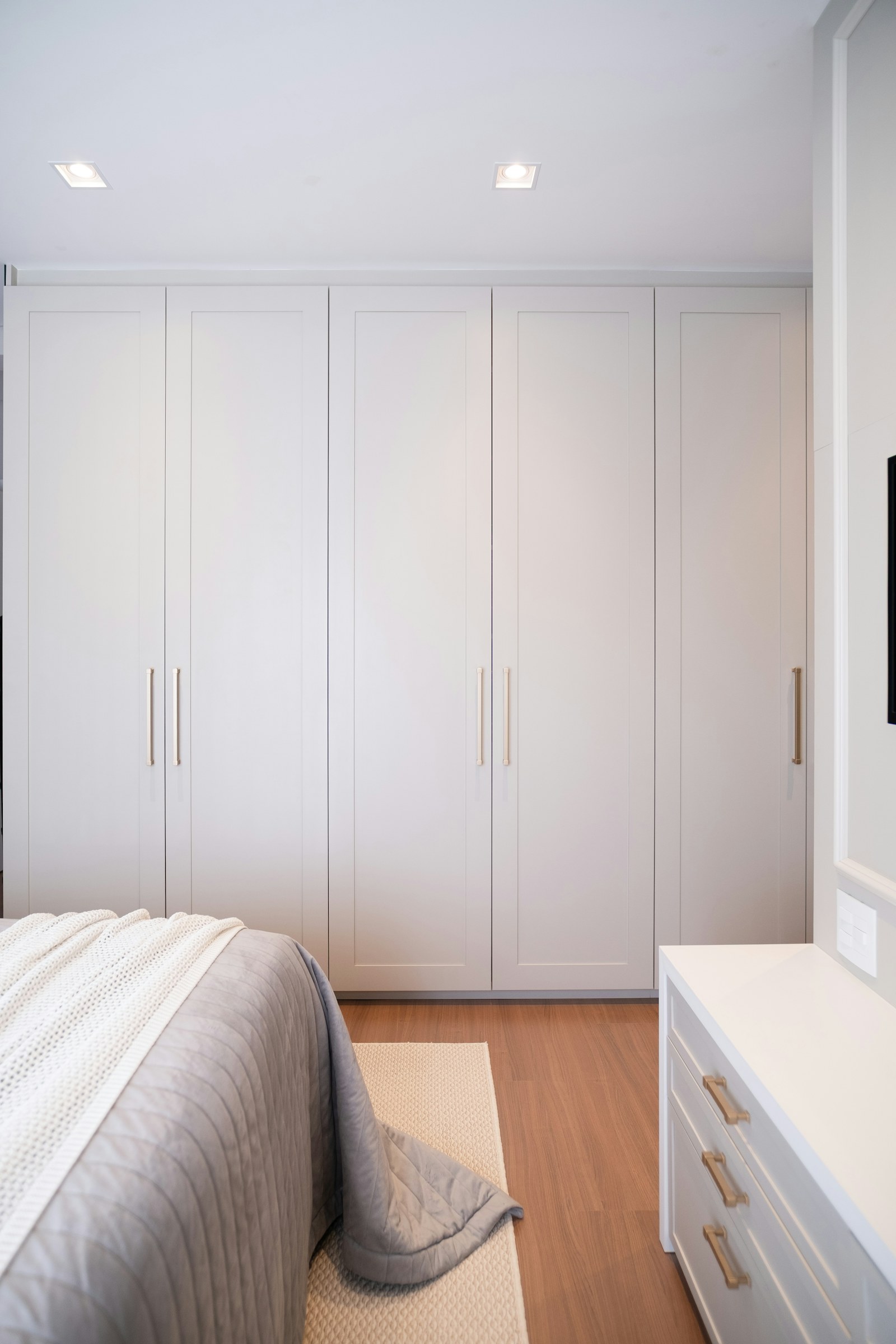 Lichte Scandinavische slaapkamer met witte kastdeuren