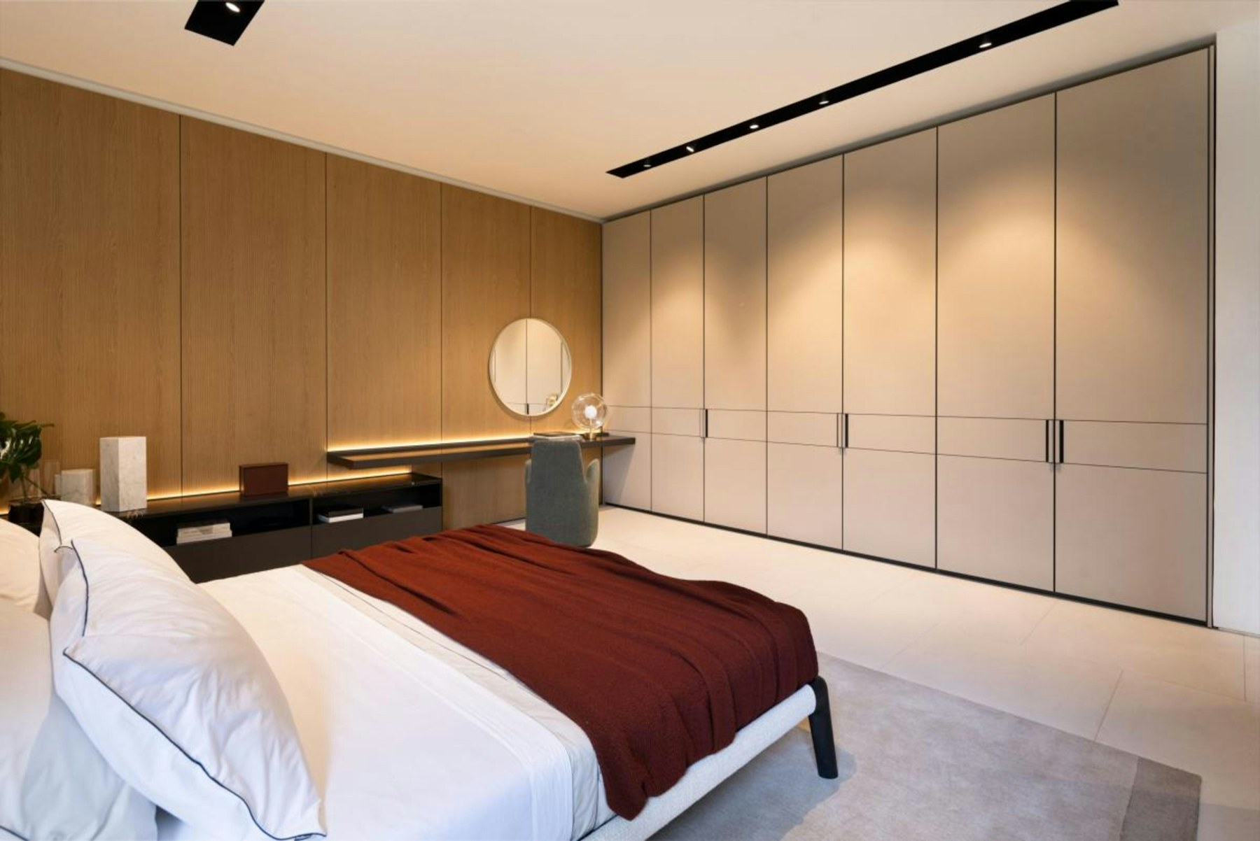 Warme luxe slaapkamer met grote kastwand