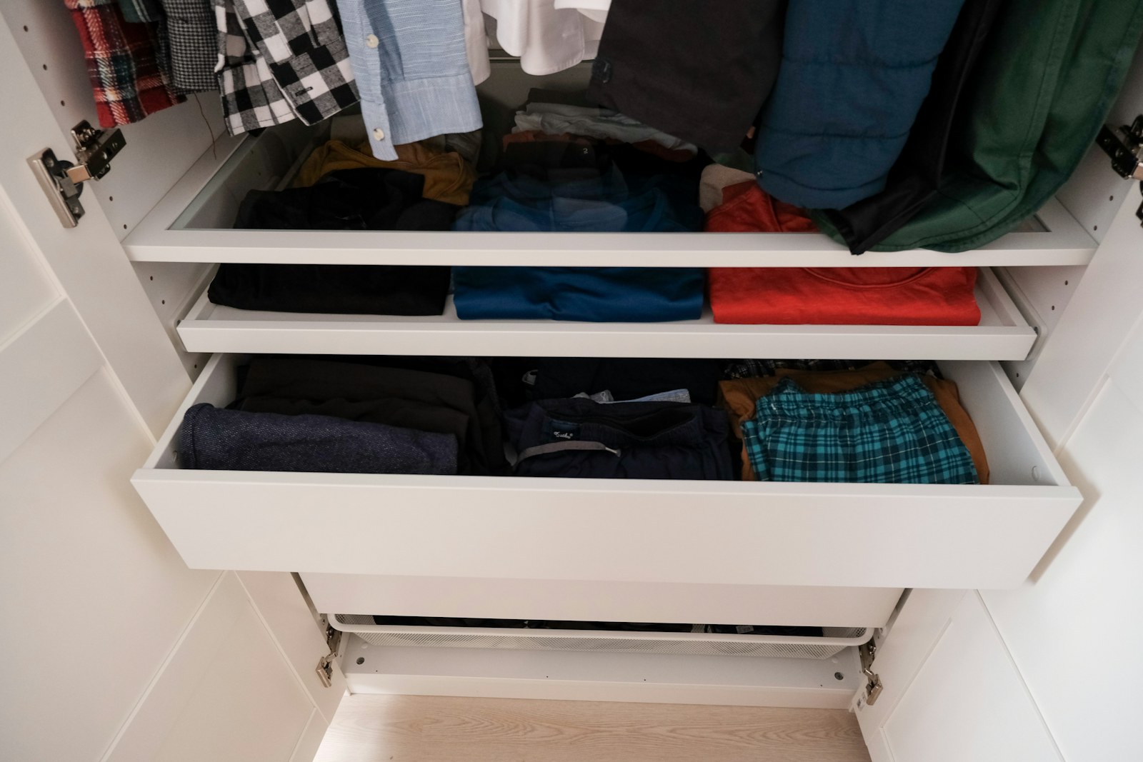 Georganiseerde binnenkant van een IKEA PAX kledingkast